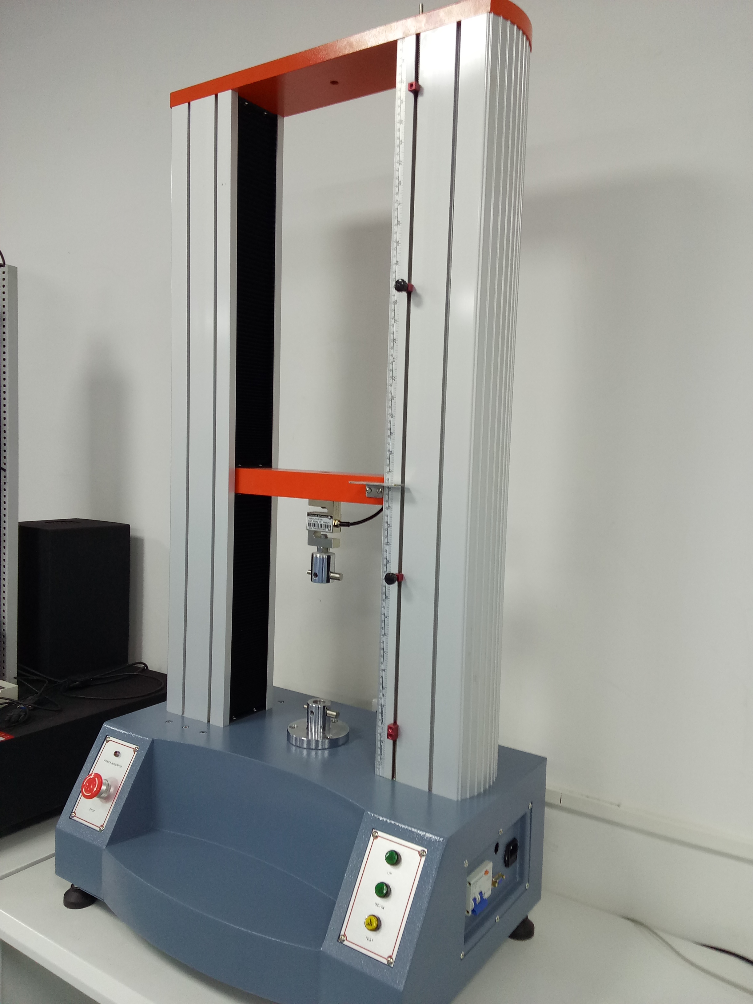 Universal tensile strength testing machine